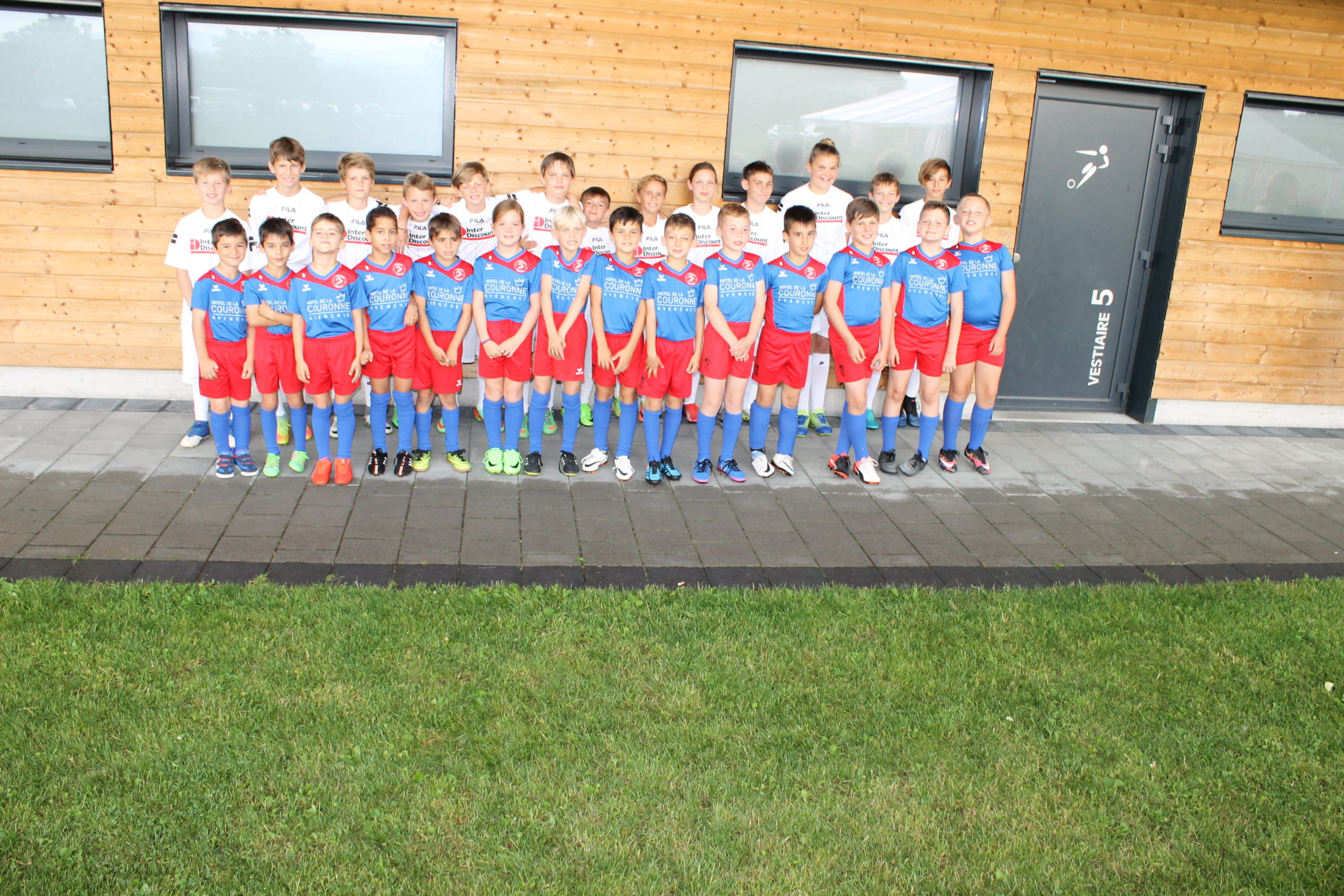 Les juniors du FC Avenches en tenue rouge et bleue